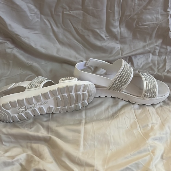 Skechers luxe foam size 9 pearl and rhinestone - Picture 2 of 2